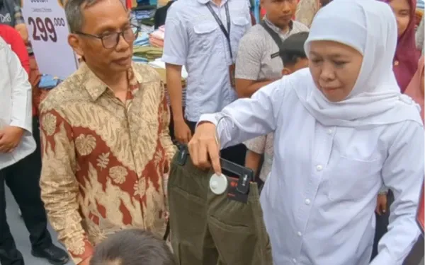 Gubernur Khofifah Ajak Siswa Difabel Belanja Baju Lebaran di Madiun
