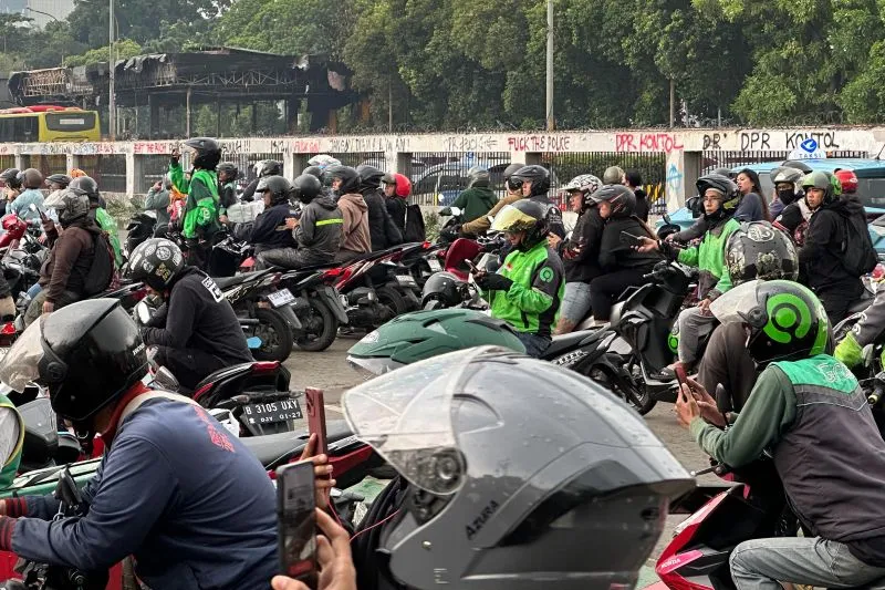 Arus Lalu Lintas Tersendat di Depan Gerbang Utama DPR RI