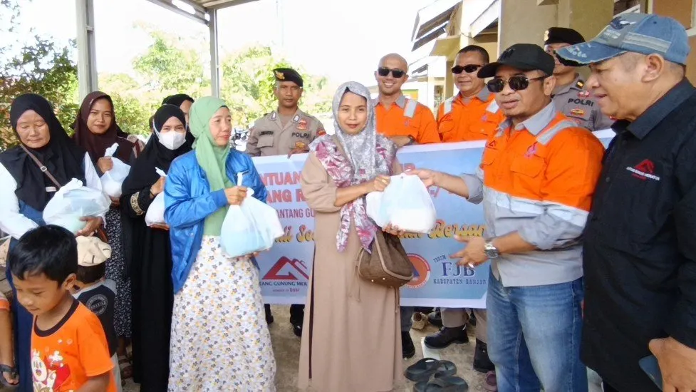 PT Antang Gunung Meratus Bersama BPBD dan Forum Jurnalis Banjar Salurkan 1000 Paket Sembako untuk Warga Terdampak Banjir Jelang Ramadhan