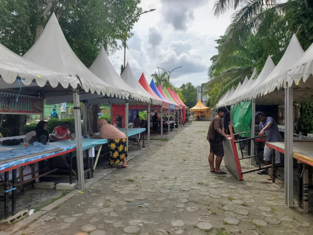 Pedagang Pasar Ramadan Sampit Siapkan Lapak di Tengah Keresahan Cuaca