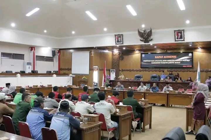 DPRD Tanjab Barat Terima Aspirasi Buruh Terkait Upah dan Status Kerja