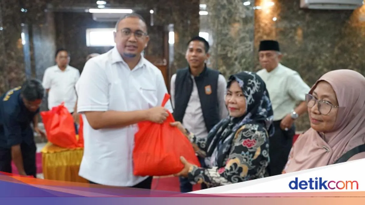 Andre Rosiade Salurkan 1.000 Paket Sembako untuk Lansia di Batang Arau
