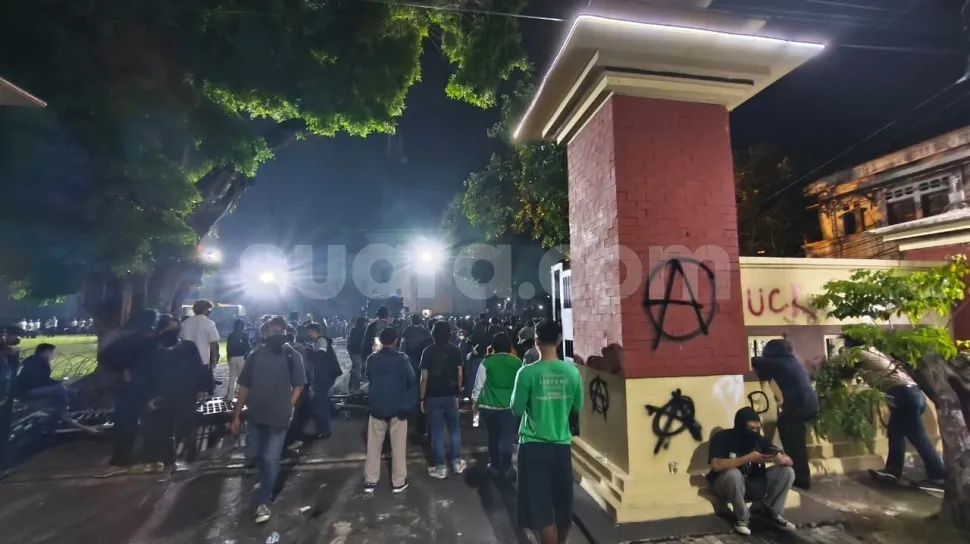 Massa Robohkan Gerbang Polda DIY dalam Aksi Protes Kekerasan Aparat