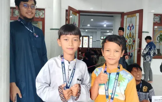 Dua Relawan Cilik Berusia 10 Tahun Berkontribusi di Masjid Nurul 'Ashri Selama Ramadhan