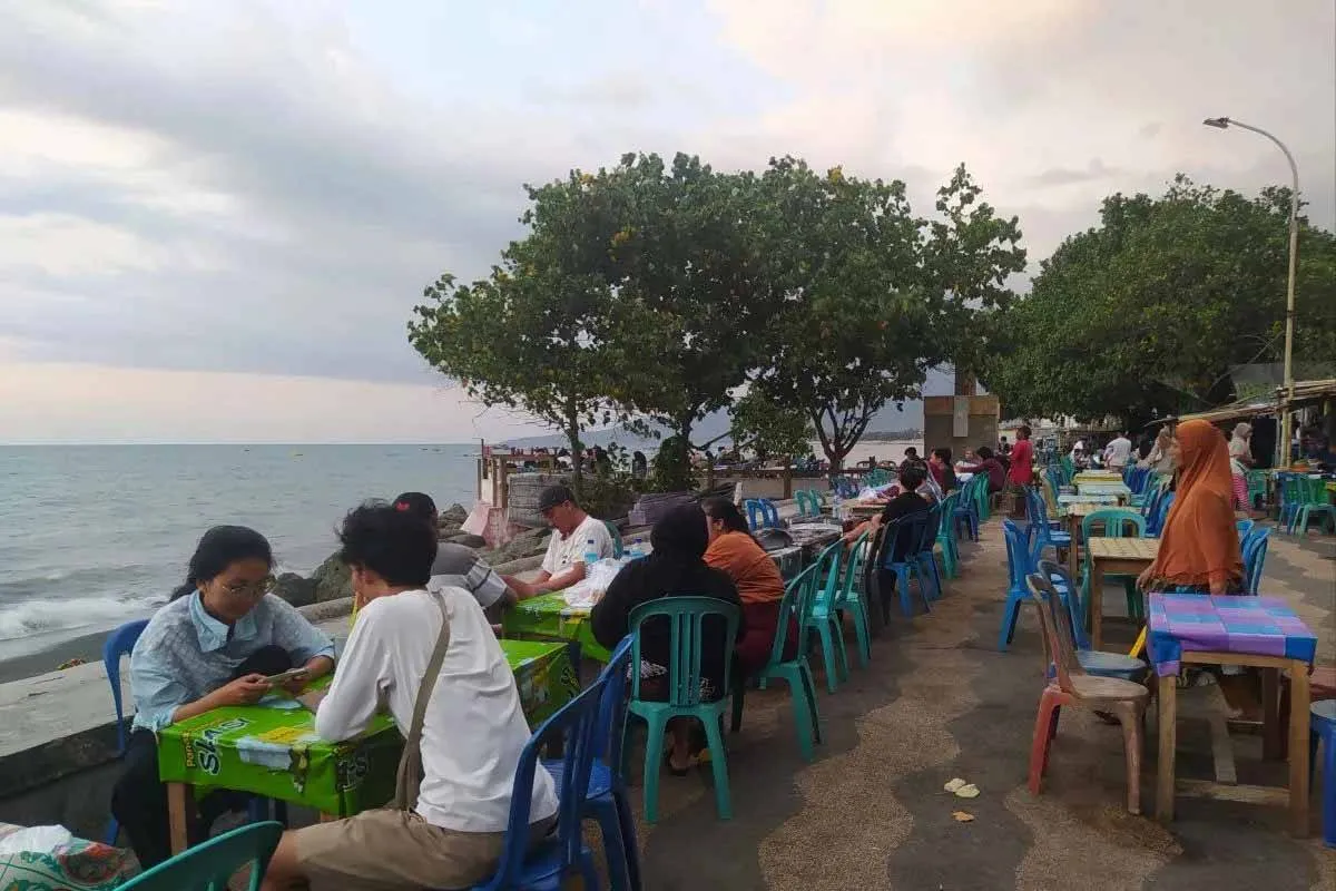 Destinasi Ngabuburit Menarik di NTB: Pantai Ampenan dan Masjid Bersejarah