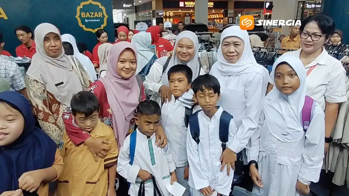 Khofifah Ajak Siswa Difabel Belanja Baju Lebaran di Momen Ramadan