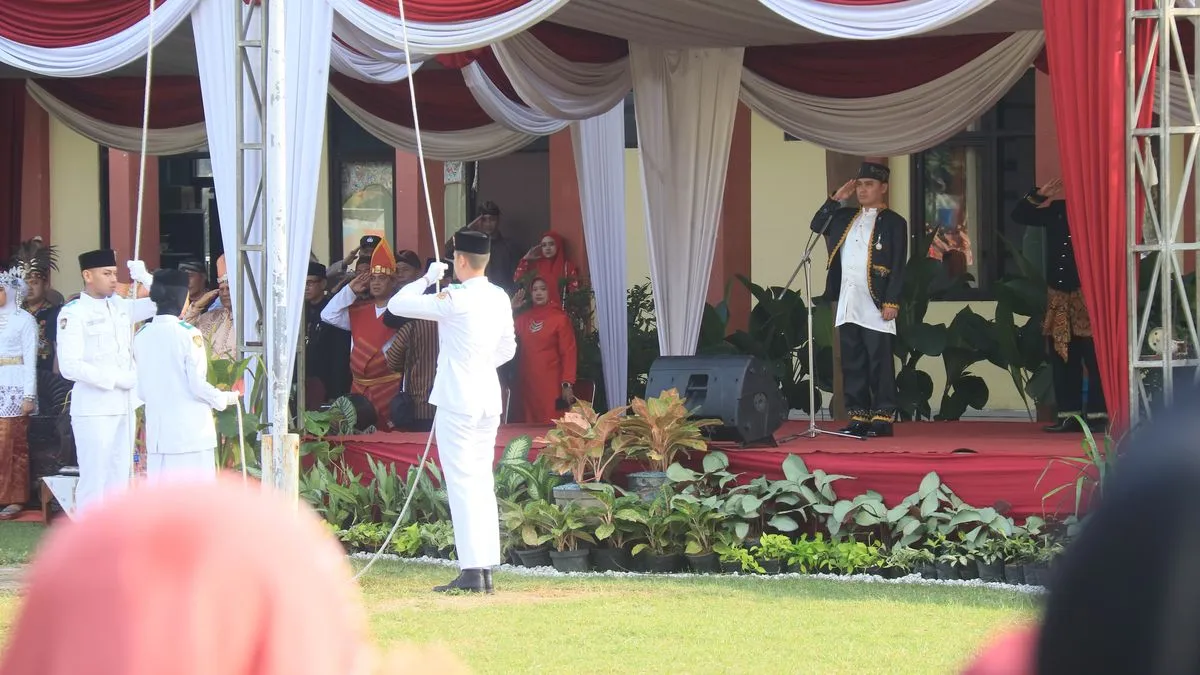 Bupati Mojokerto Tekankan Peran Strategis Guru dalam Pendidikan di Hardiknas 2025
