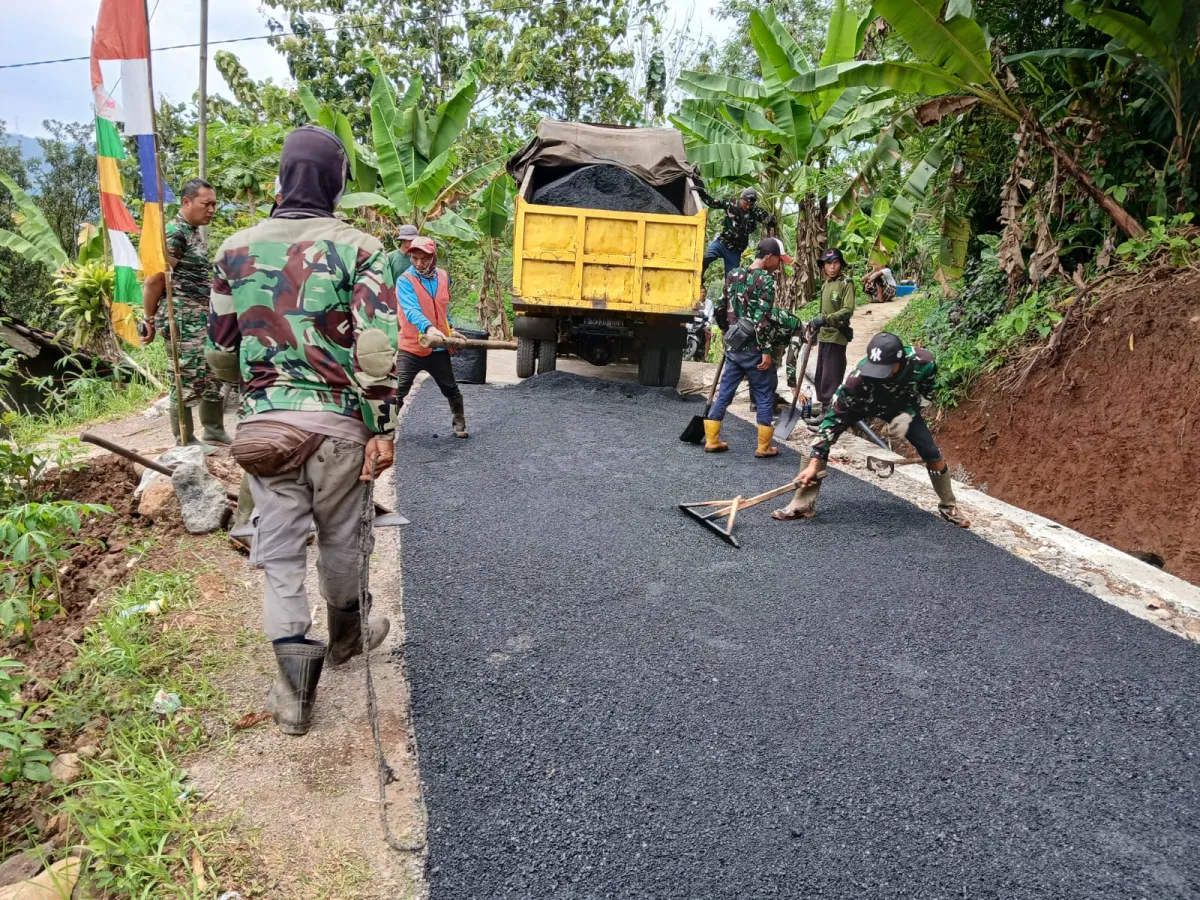 TMMD Ke-127 Selesaikan Pengaspalan Jalan 680 Meter di Desa Parakanlima