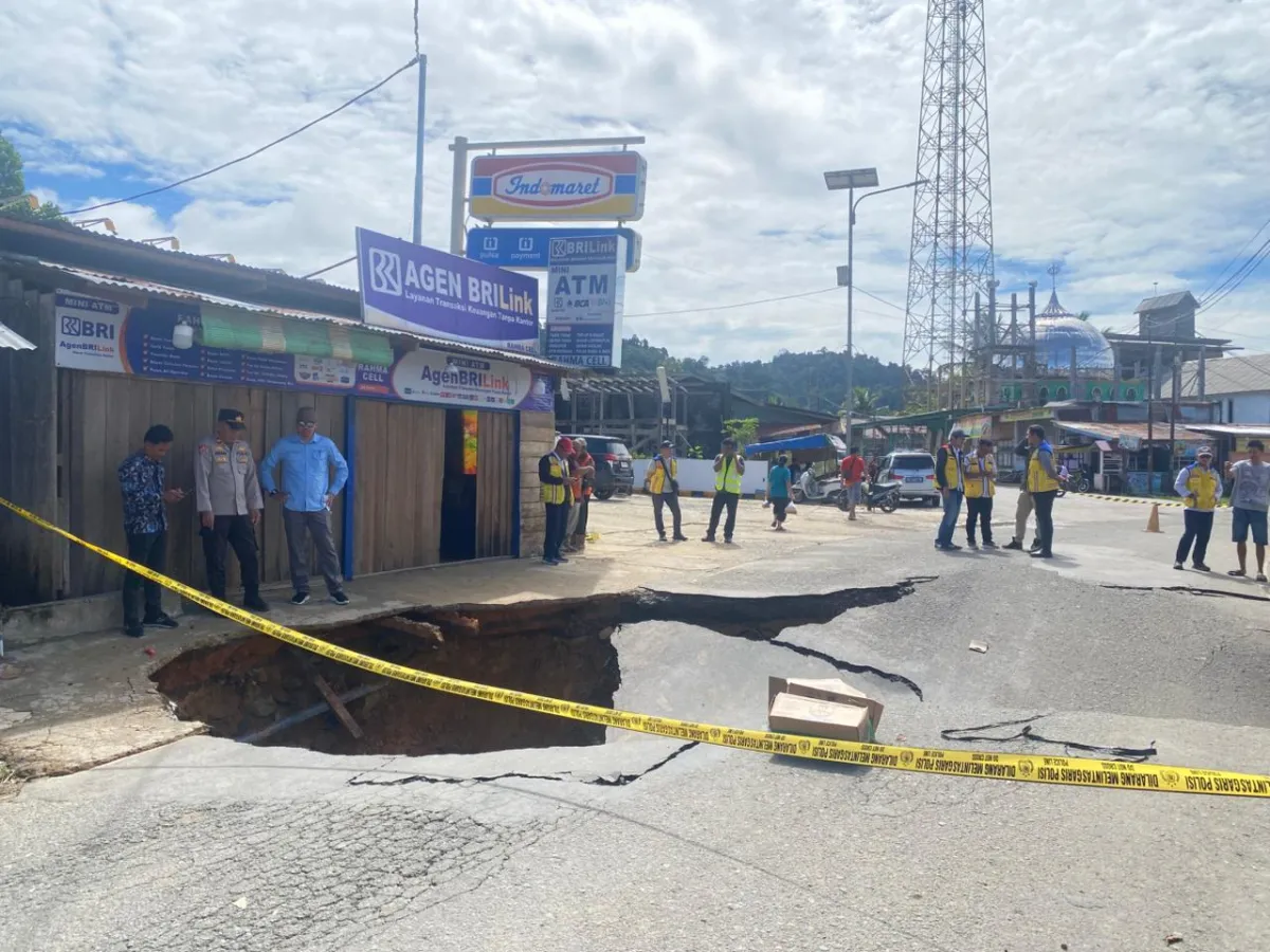 Longsor 10 Meter Putuskan Poros Trans Kaltara, Pengendara Diminta Putar Balik