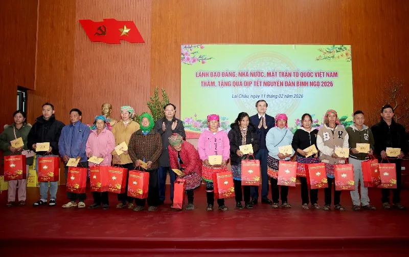 Kunjungan Direktur Akademi Politik Nasional Ho Chi Minh Berikan Hadiah Tet di Lai Chau