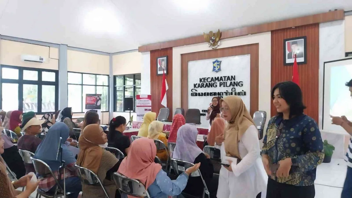 Pelatihan Literasi Digital untuk Perempuan UMKM di Karang Pilang