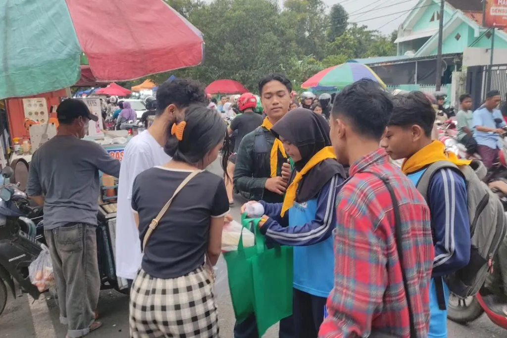 Aksi Grebek Kresek: Komunitas Pecinta Alam dan AQUA Tingkatkan Kesadaran Pengurangan Sampah Plastik di Pasuruan