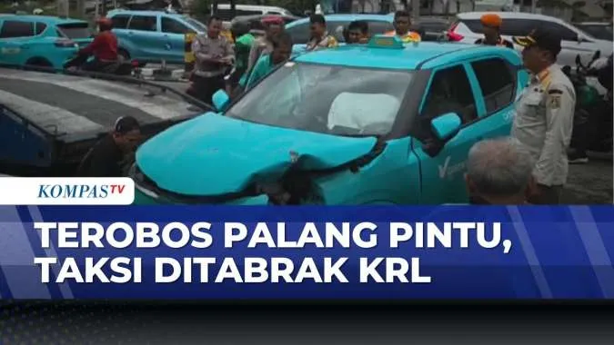 Taksi Listrik Tertabrak KRL Setelah Menerobos Palang Perlintasan di Sawah Besar
