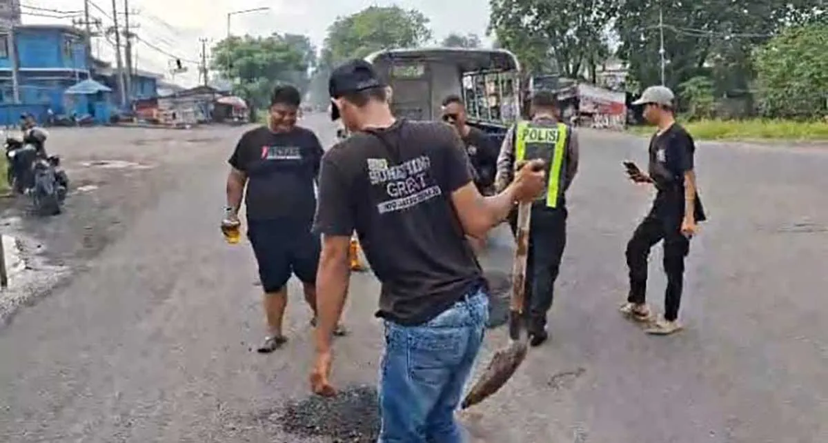 Polsek Krian Tangani Jalan Berlubang Secara Cepat