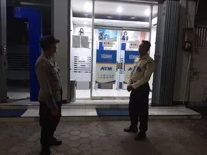 Polsek Plemahan Tingkatkan Keamanan Nasabah Melalui Patroli Perbankan
