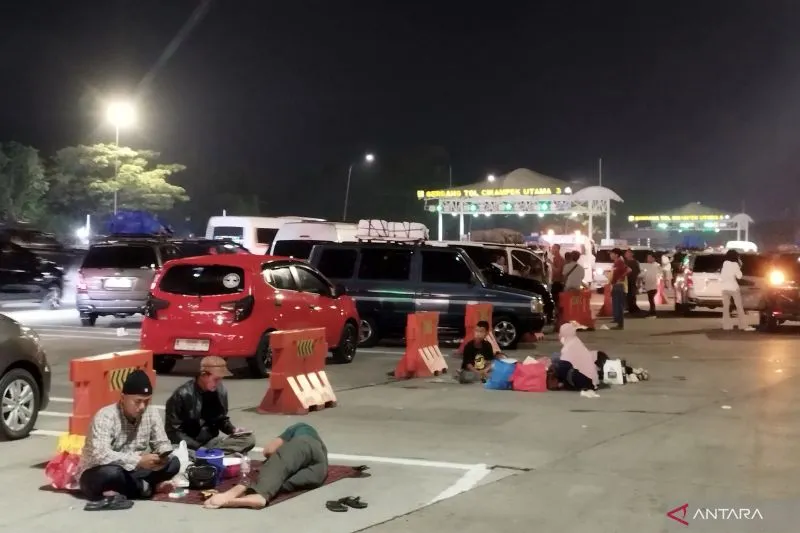 Pemudik Pilih Sahur di Tol Cikampek Saat One Way Diberlakukan