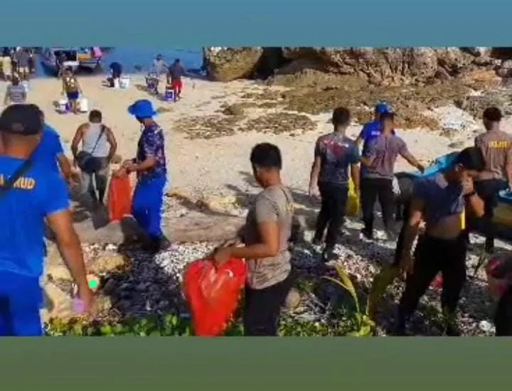 Polres MBD Laksanakan Bakti Sosial Pembersihan Pantai Tiakur