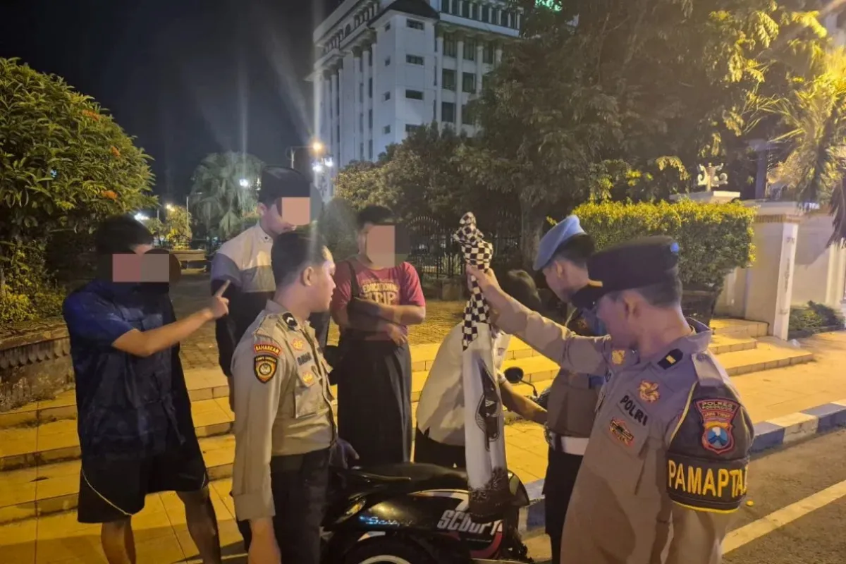 Polisi Mencegah Aksi Perang Sarung di Alun-alun Ponorogo