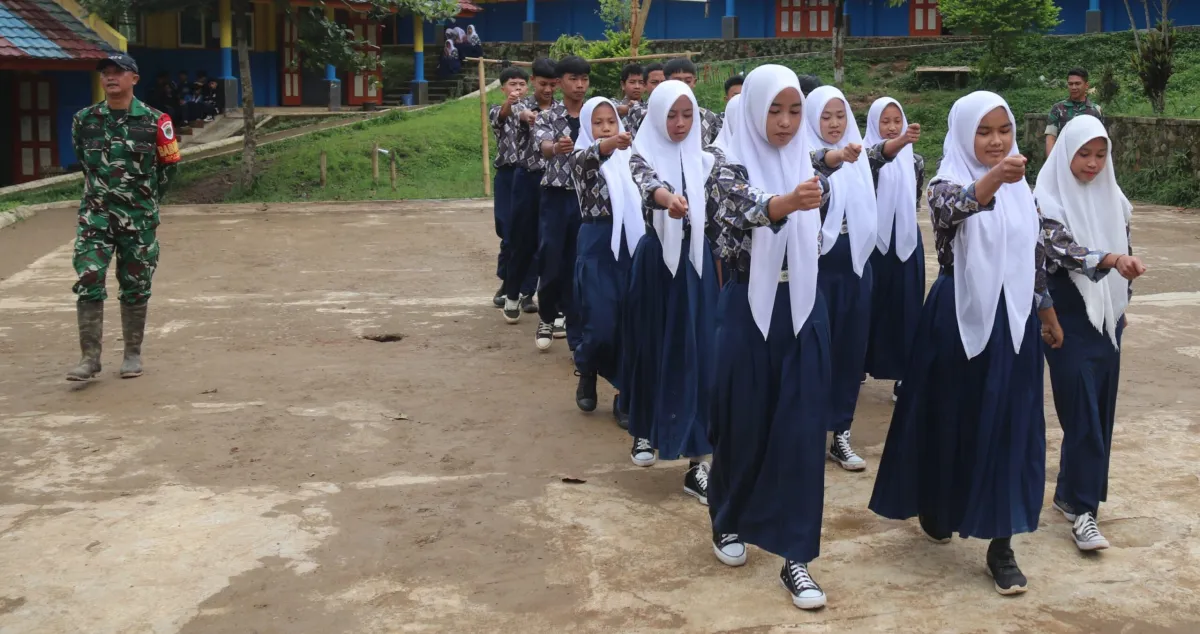 Satgas TMMD Latih Kedisiplinan Siswa SMPN 3 Rancabali melalui PBB