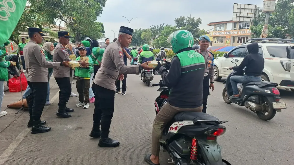 Polsek Pamulang dan Ojol Ajak Berbagi Takjil untuk Kebersamaan Ramadan