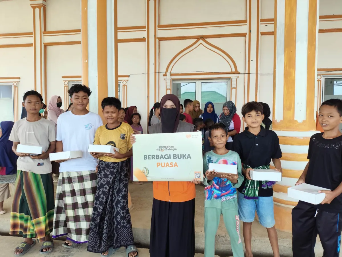 700 Paket Berbuka Puasa Disalurkan di Desa Alur Manis oleh Rumah Zakat