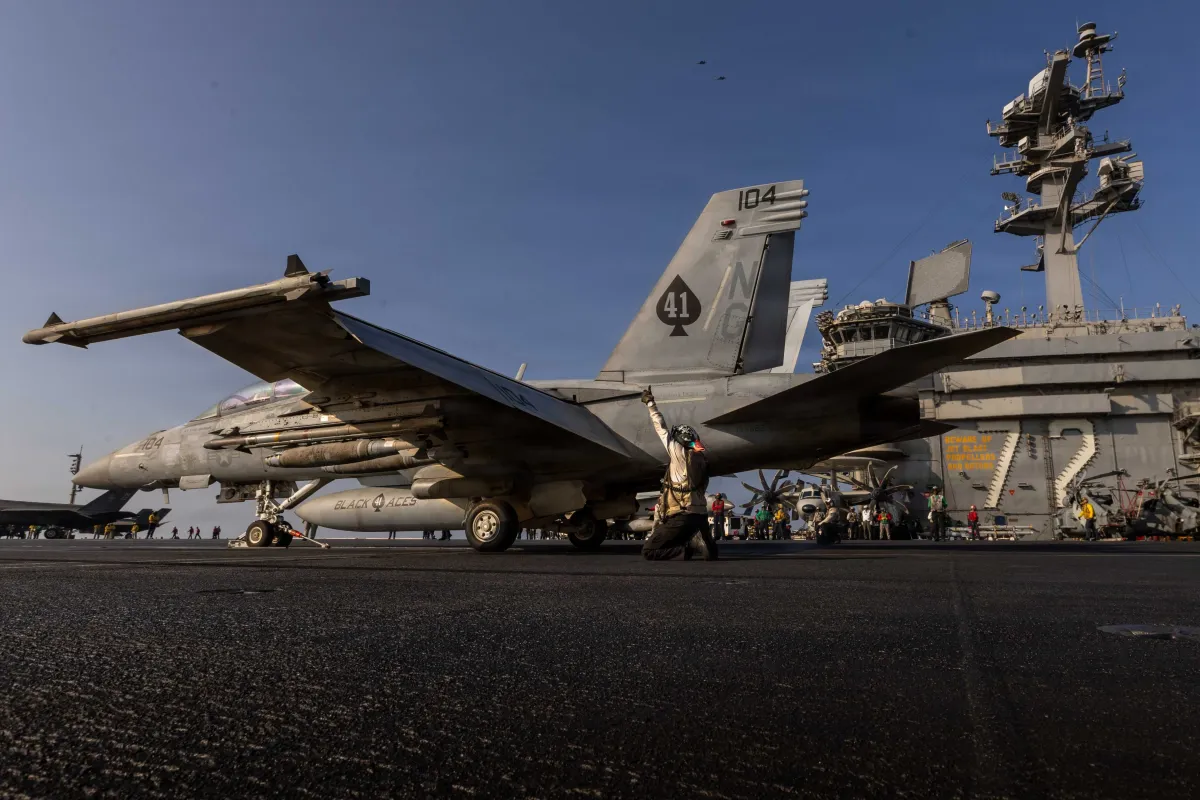 Trump Tanya Pendapat Pekerja Konstruksi Soal Senjata Nuklir Iran