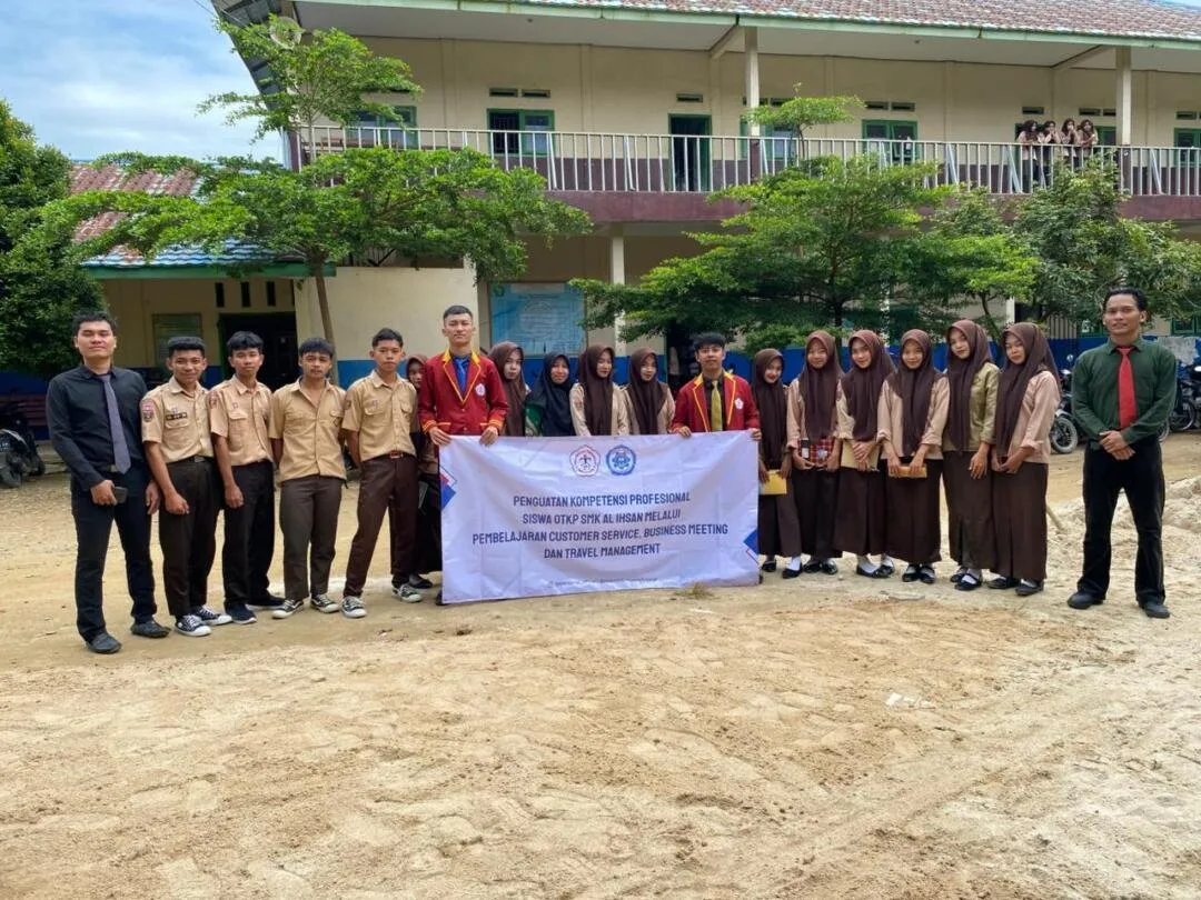 Peningkatan Kompetensi Profesional Siswa SMK AL-IHSAN Melalui Pembelajaran Praktis