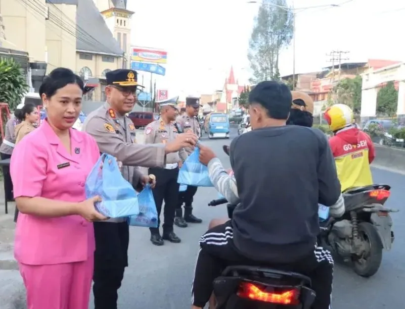 Kapolres Tanah Karo Bagikan Takjil untuk Masyarakat di Bulan Ramadan
