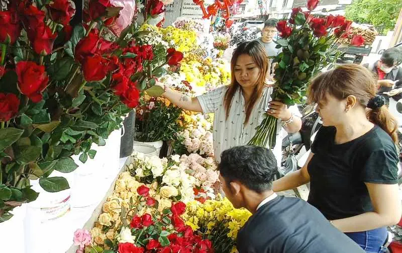 Kawasan Bunga Jalan Sutoyo Denpasar Ramai Pembeli Menjelang Hari Valentine