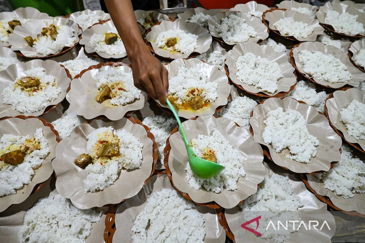 Pembagian 7.000 Porsi Sahur Gratis oleh Relawan di Palu