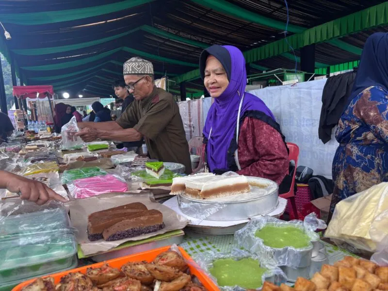 Inur: Penjual Amparan Tatak yang Setia Menghadirkan Tradisi Ramadan