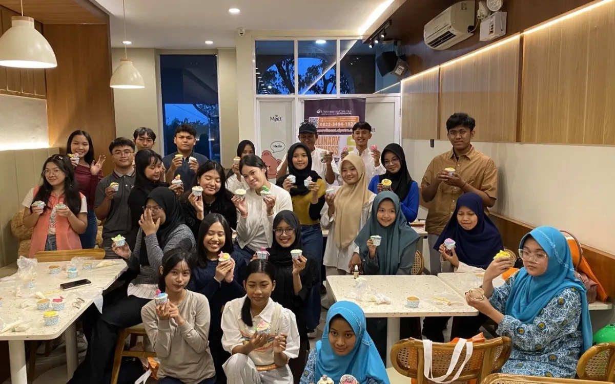 Workshop Cake Decorating Universitas Ciputra Perkenalkan Kuliner kepada Siswa SMA
