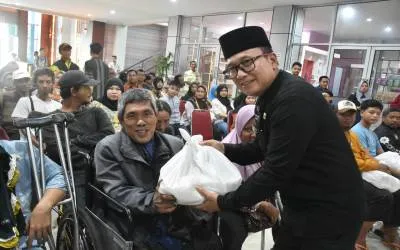 Bupati Kubu Raya Berikan 50 Paket Sembako untuk Difabel di Bulan Ramadan