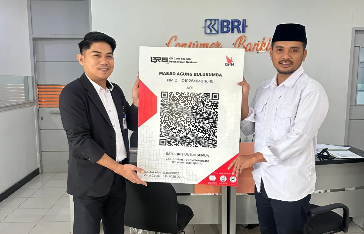 BRI Berikan QRIS kepada Masjid Agung Bulukumba untuk Mempermudah Donasi Digital