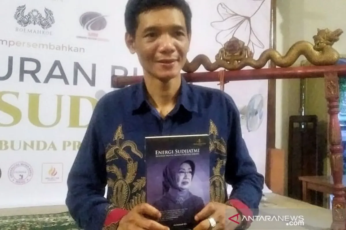 Peluncuran Buku Mengenai Ibunda Presiden Jokowi oleh Yayasan Indonesia Sentris
