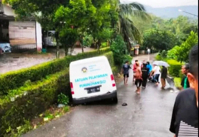 Sopir Mobil MBG Tabrak Gerbang SD Clapar, Pukul Warga