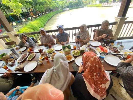 Khataman Alquran Komunitas Ibu Manise di Restoran Kembang yang Nyaman