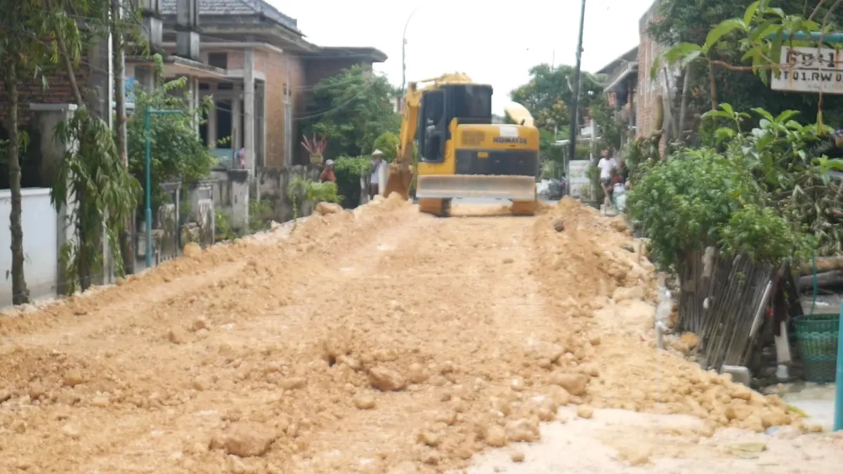 Warga Karangrowo Kudus Urug Jalan dengan Biaya Pribadi, Dinas PUPR Berikan Tanggapan