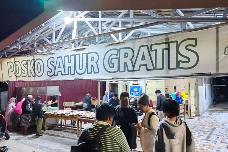 Kodam Palaka Wira Bagikan Makanan Sahur Gratis untuk Warga Palu