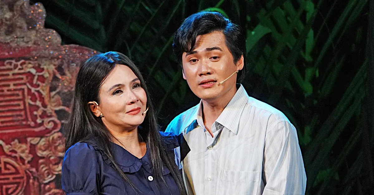 Nguyen Van Khoi Berduet dengan Thanh Ngan dalam Drama Tradisional 'Mimpi Malam Musim Semi'