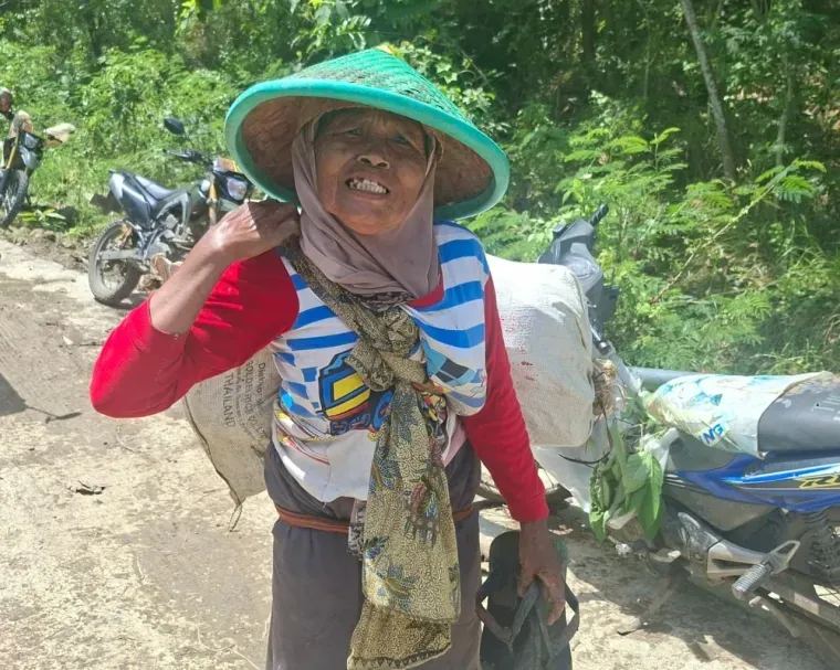 TMMD Mudahkan Petani Cikuya Akses Transportasi Hasil Panen