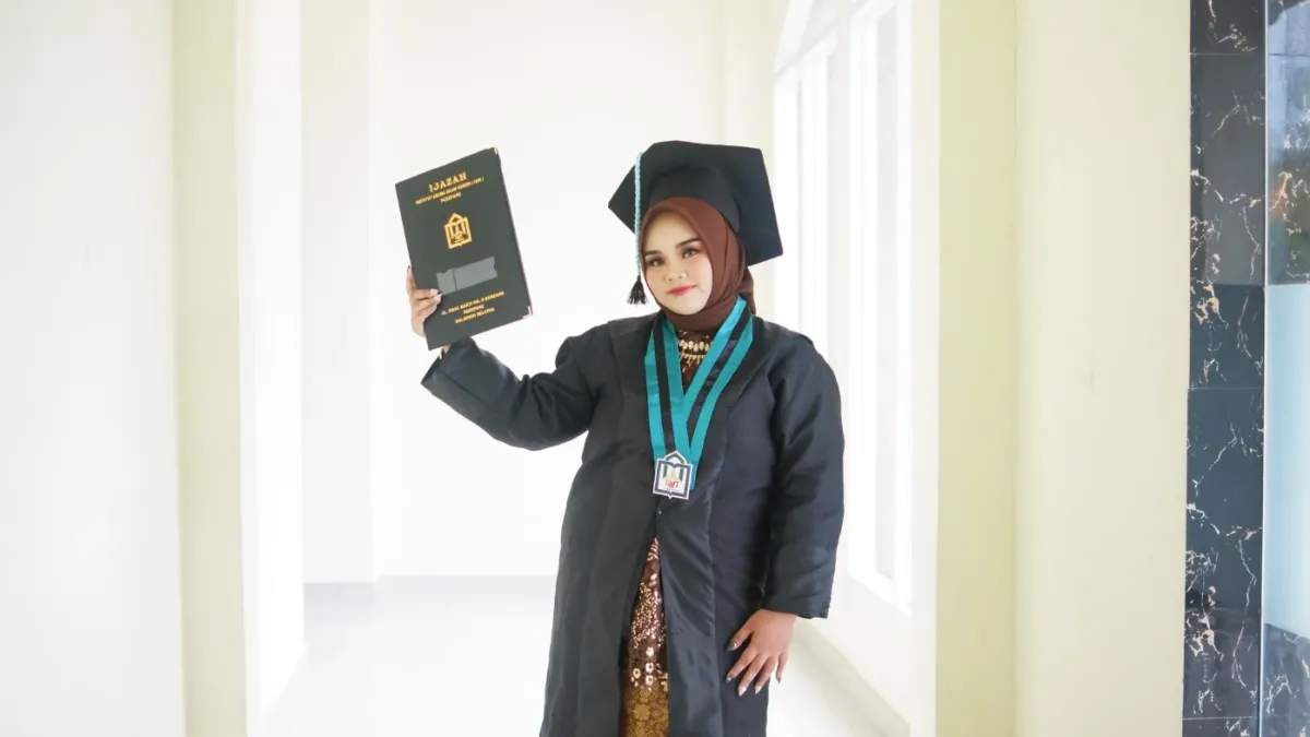 Ainul Raih Gelar Lulusan Terbaik Program Hukum Tata Negara dengan IPK 3,99