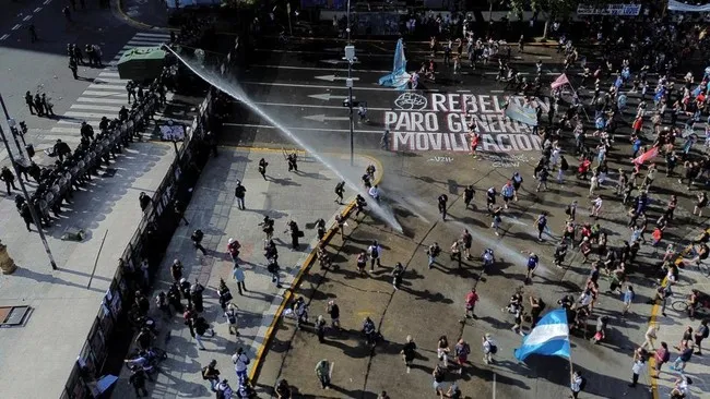 Mogok Nasional Terjadi, Buenos Aires Terpuruk dalam Bentrokan