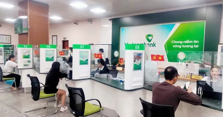 Transaksi Perbankan Ramai Sambut Tahun Baru Imlek di Vietcombank Vinh Phuc