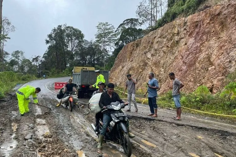 Longsor Terputus Akses Jalan Utama Pidie-Meulaboh