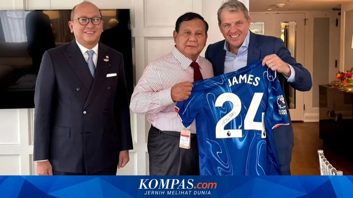 Prabowo Terima Jersey Reece James dari Pemilik Chelsea di AS