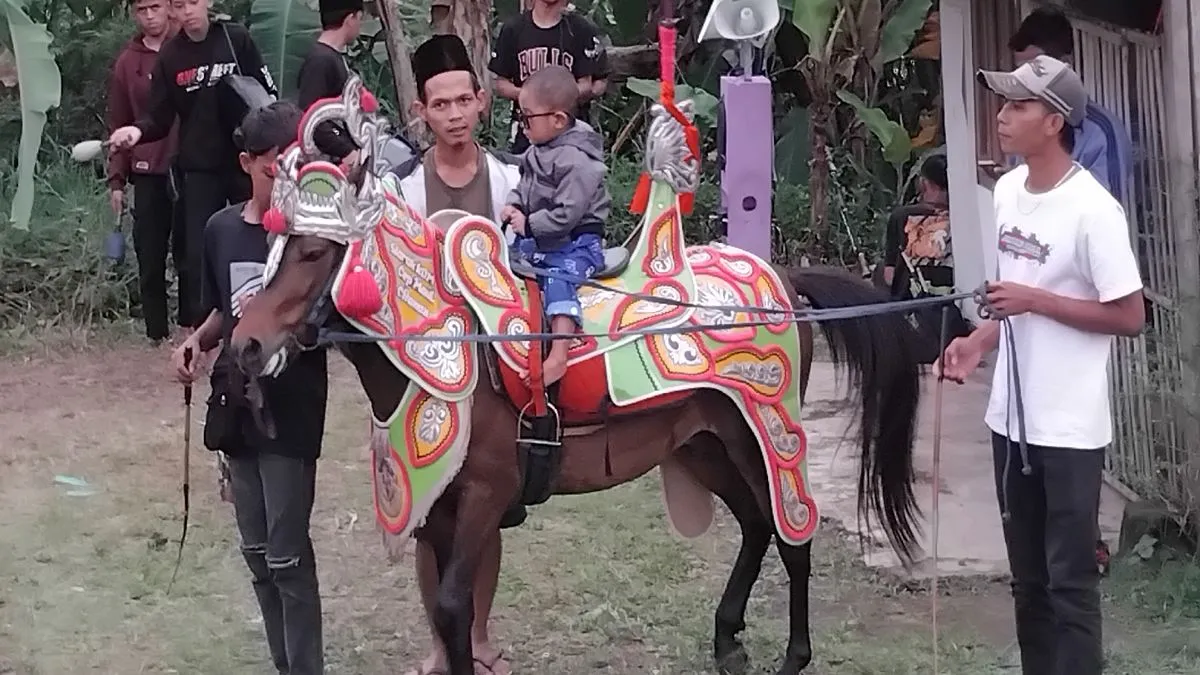 Nikmati Ngabuburit Seru dengan Kuda Renggong di Jl Bojong Panyirapan