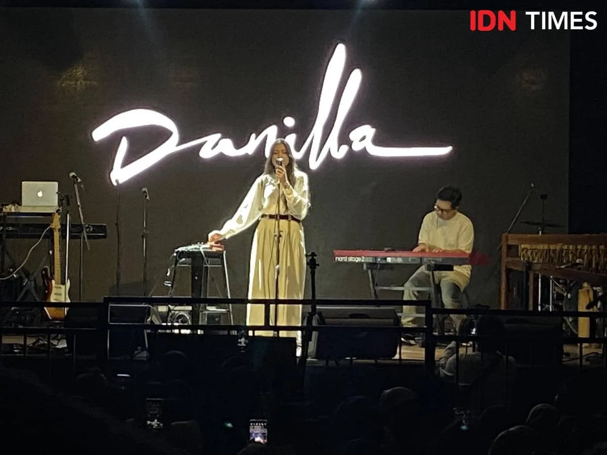 Danilla Riyadi Memikat Penonton dalam Konser Haddad Alwi
