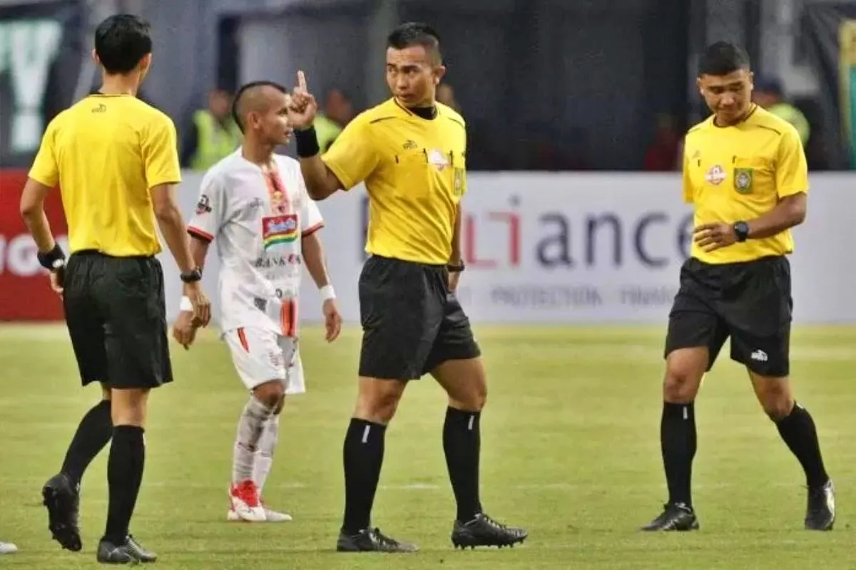 Bonek Cek Wasit VAR: Aprisman Aranda Pantau Laga PSM Makassar vs Persebaya Surabaya