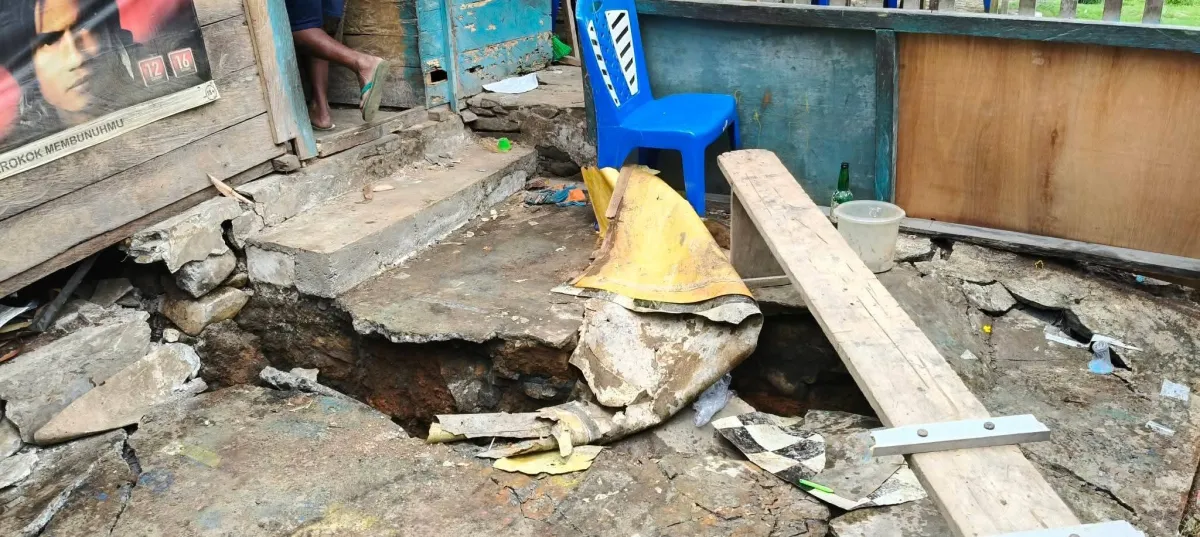 Pergeseran Tanah di Tanah Nombo Rusak Rumah Warga Karatung 1